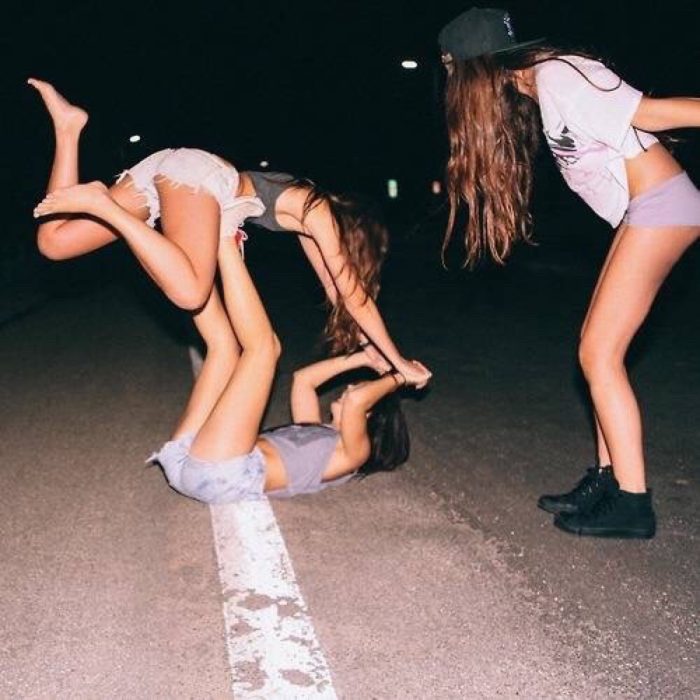 primas amigas jugando noche de fiesta travesuras calle 