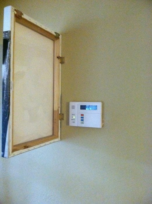 pinturas y visagras a la pared para esconder alarmas de seguridad 