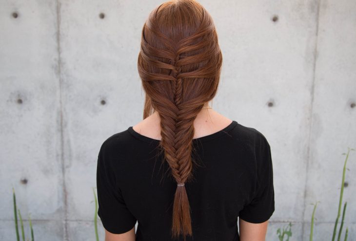 trenza de cabello haca atrás estilo sirena 