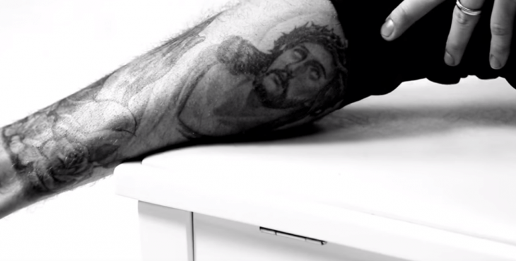 tatuaje de jesus en pantorrilla de justin bieber 