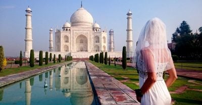 Esta mujer decidió viajar por el mundo fotografiándose a sí misma con un vestido de novia