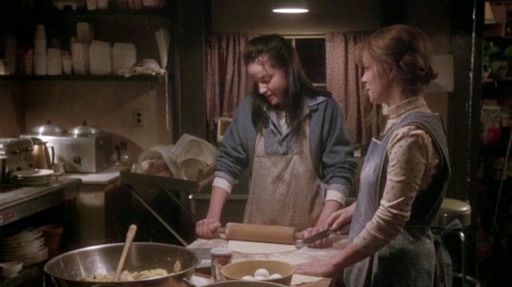 dos mujeres cocinando 