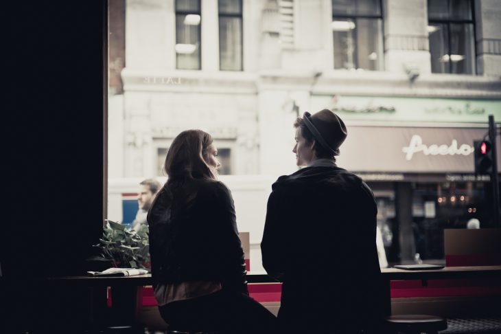 Pareja platicando en un café 