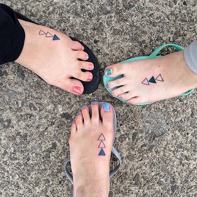 tatuajes triángulos hermanas empeine
