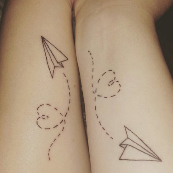 tatuajes hermanas avioncitos de papel