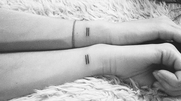 tatuajes hermanas signo igual
