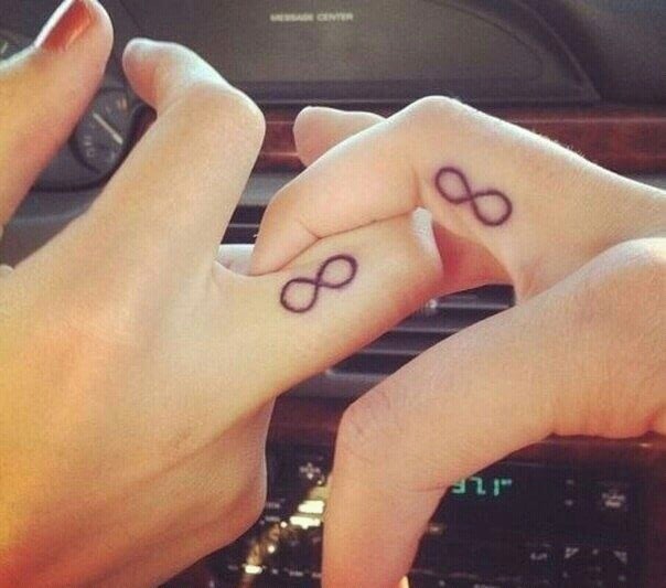 tatuaje hermanas infinito