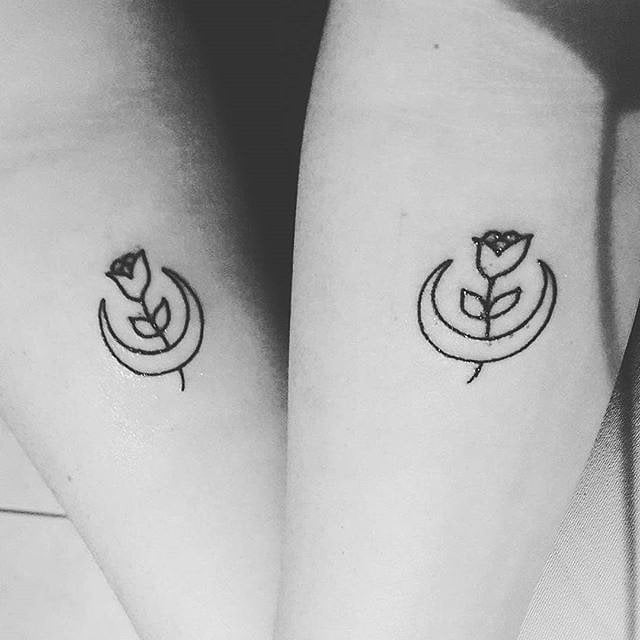 tatuaje hermanas media luna y flor
