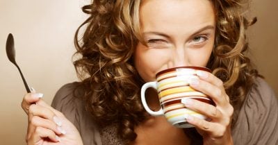 ¡Científicamente comprobado! Beber mucho café hace que tus pechos se reduzcan