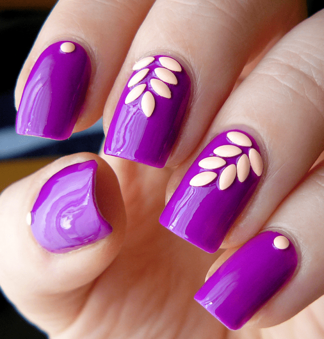 Uñas decoradas de olor morado