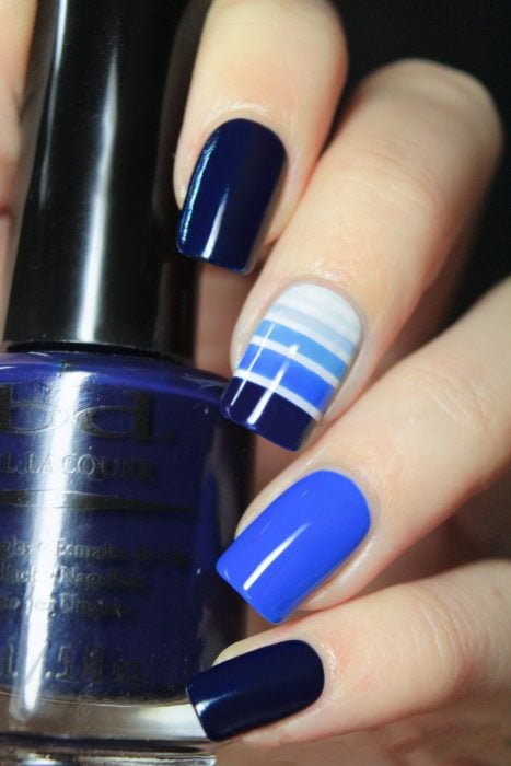 Uñas decoradas en color azul con blanco