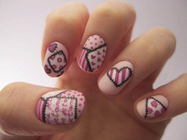 Uñas decoradas en color rosa como una postal