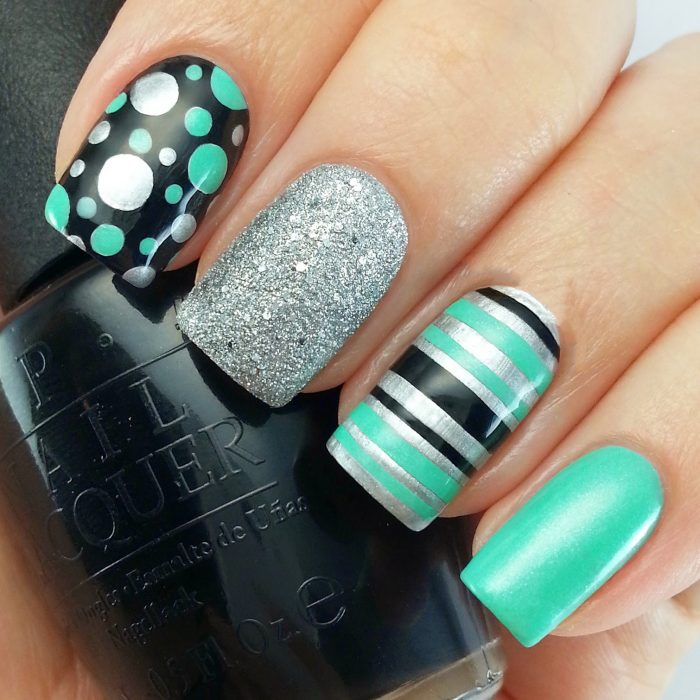 Uñas decoradas en color verde menta con plateado