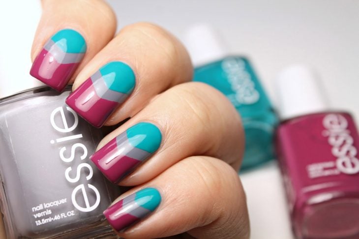 Uñas decoradas en color ciruela y azul
