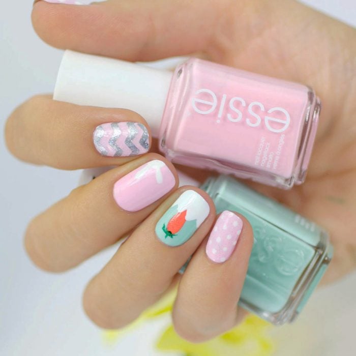 Uñas decoradas en color rosa con una zanahoria