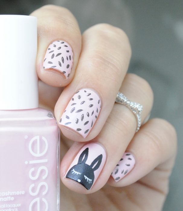 Uñas decoradas en color rosa con un conejo en color negro
