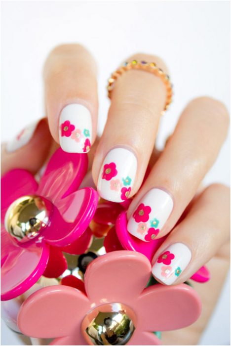 Uñas decoradas con flores de colores 