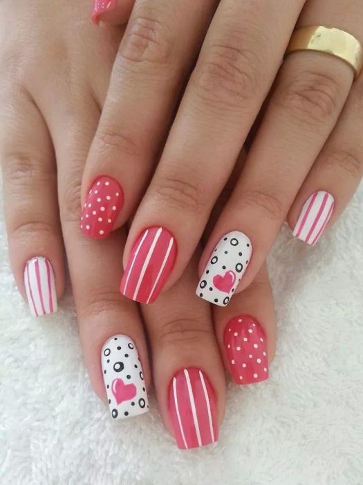 Uñas decoradas en color rosa con corazones 