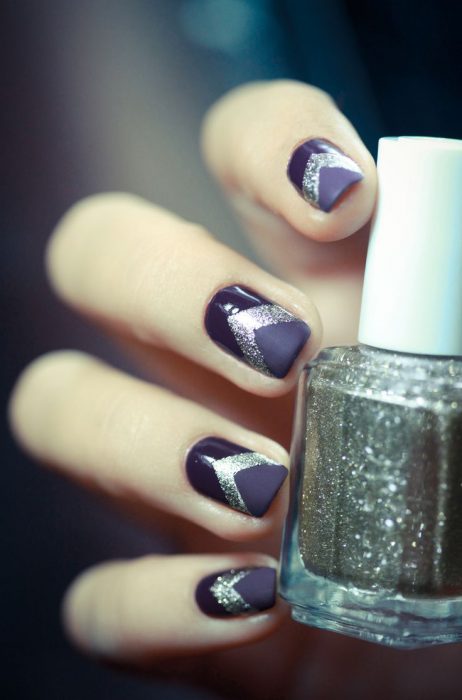 Uñas decoradas en color morado con dorado 