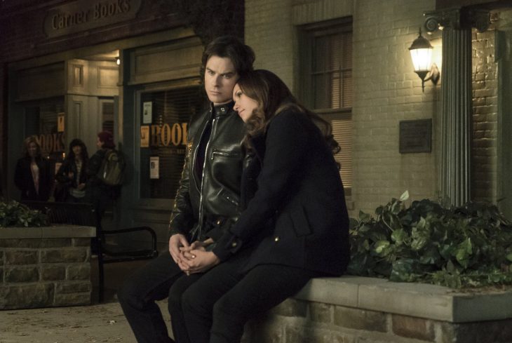 Escena de la serie the vampire diares. Damon y elena conversando 