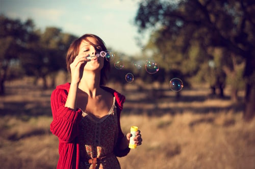 Chica reventando burbujas