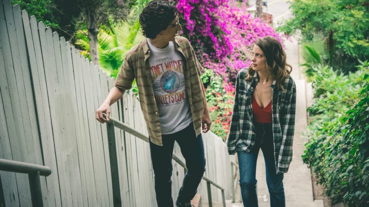 pareja platicando subiendo escaleras