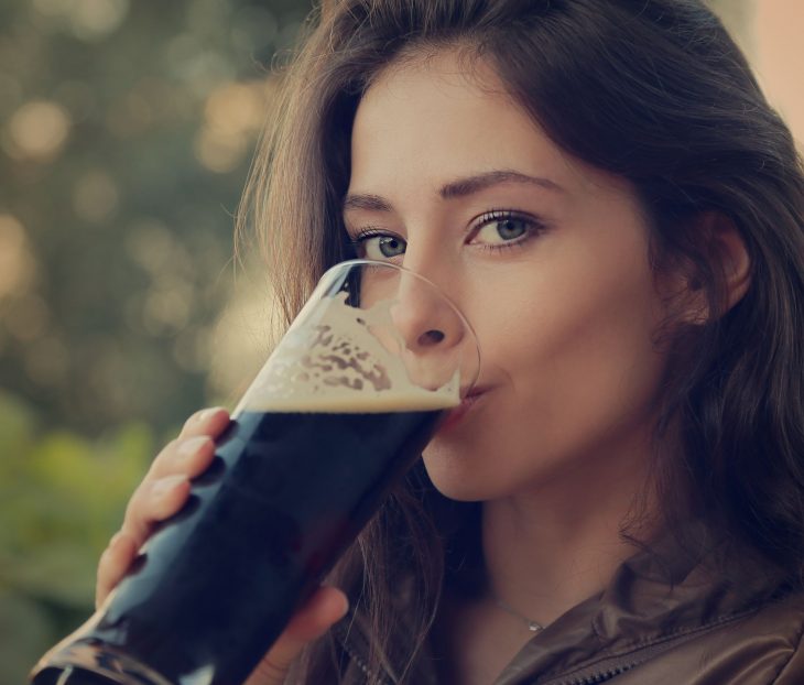 chica bebiendo cerveza