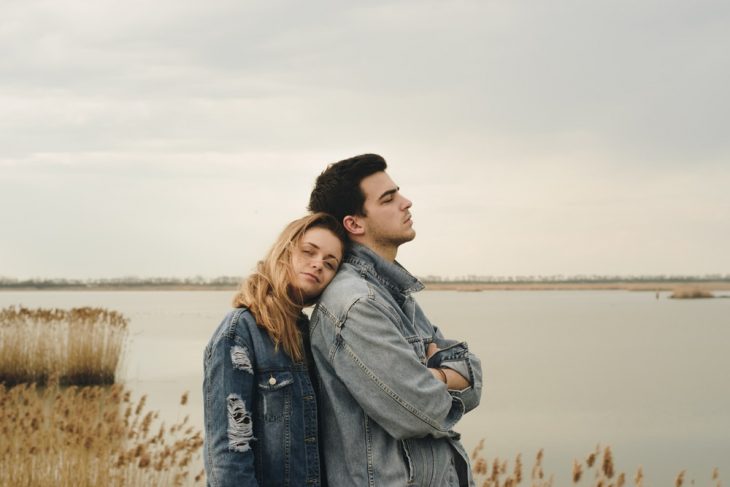 pareja joven en un lago al atardecer