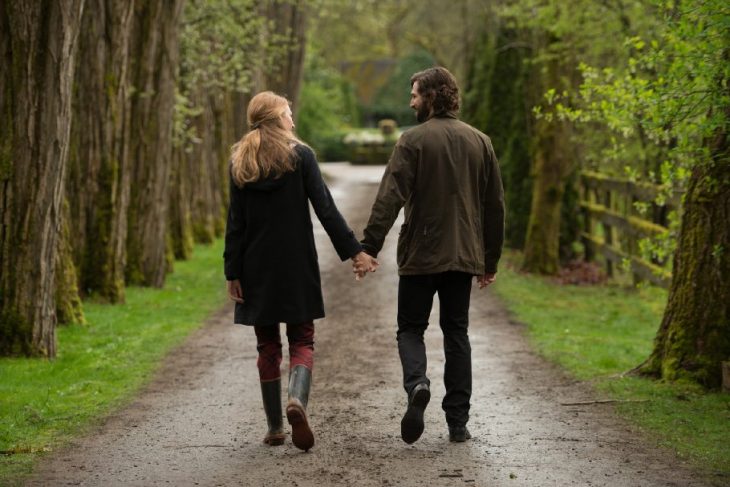 pareja caminando tomados de la mano