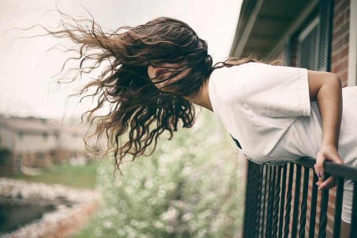 chica con el cabello al aire