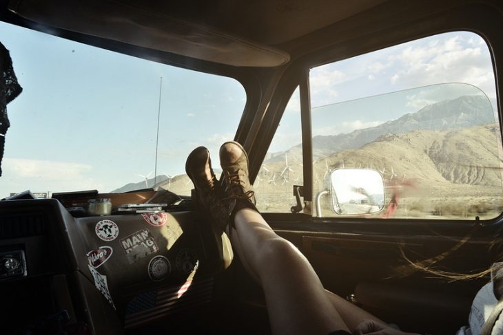 pies de mujer en camioneta