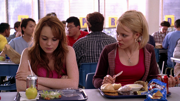 Escena de la película chicas pesadas. Cady y Regina comiendo 