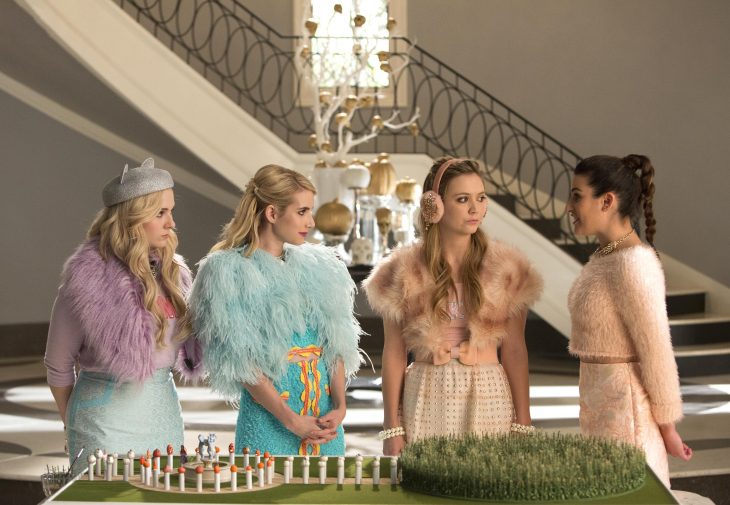 Escena de la serie scream queens chicas frente a una maqueta 