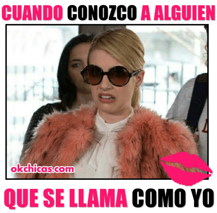 mujer rubia con lentes y abrigo rosa 