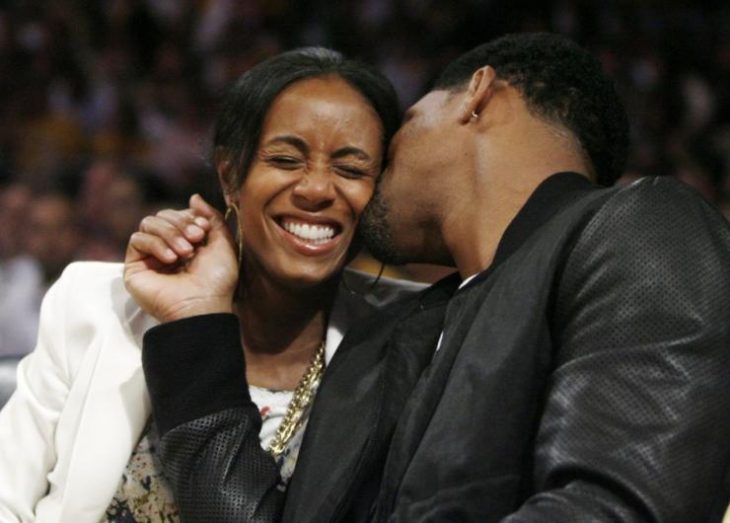 pareja riéndo juntos y se besan will smith 