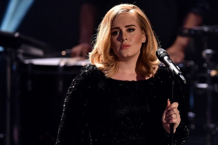 Adele en un concierto enojada 