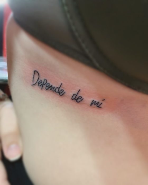 tatuaje en costillas frase depende de mí 