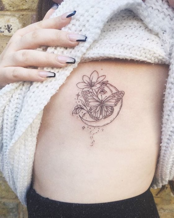 tatuaje costillas flor y mariposa