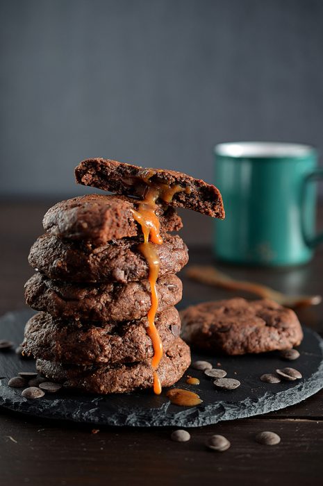 galletas de chocolate rellenas de caramelo y nutella