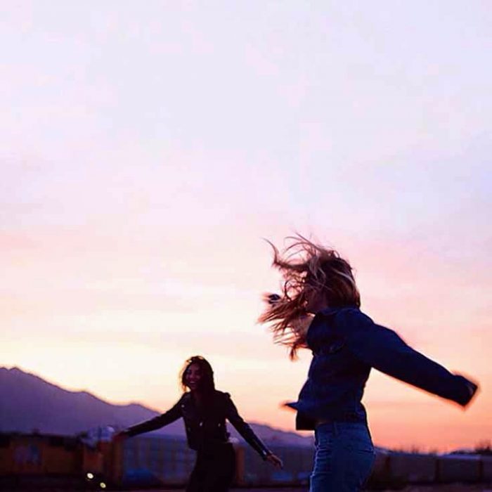 chicas bailando al aire libre