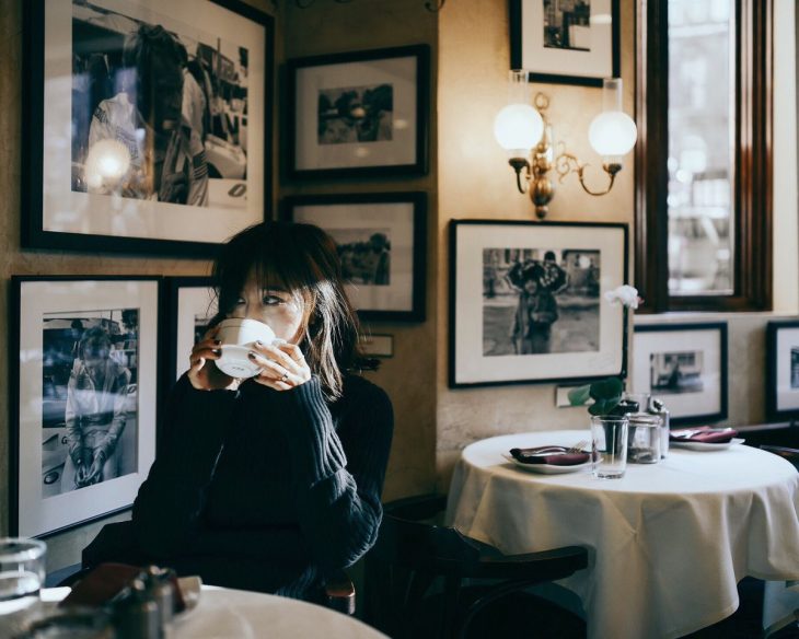 chica tomando café