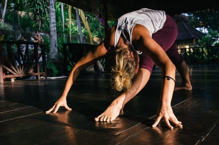 chica haciendo yoga