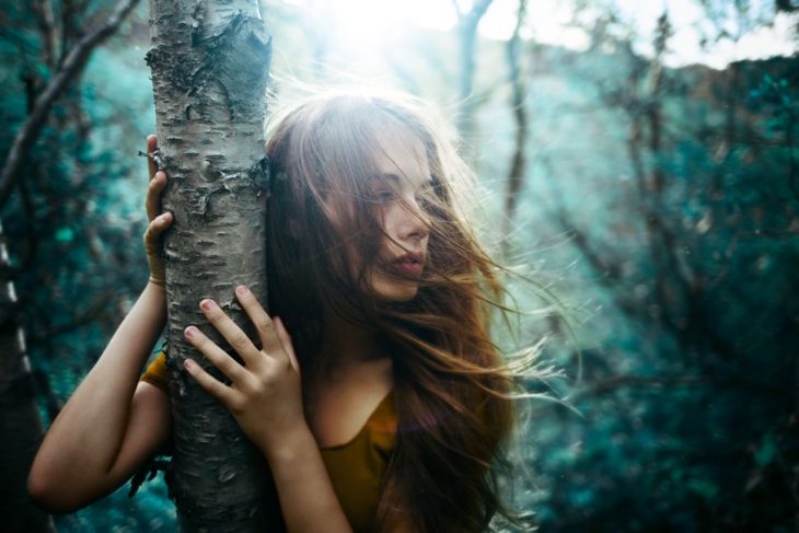 chica en un bosque