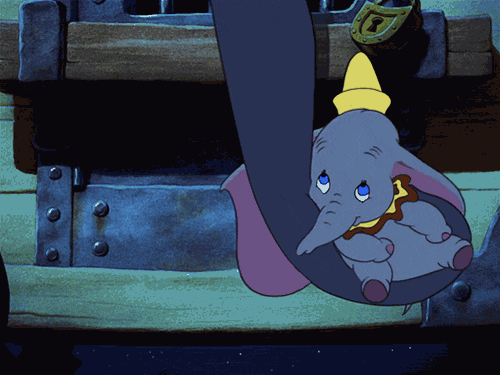 gif escena Dumbo con su mamá