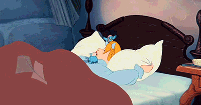 gif animación chica se cubre con almohada