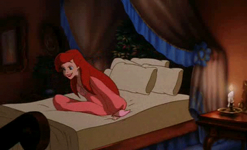 gif animación chica salta sobre la cama