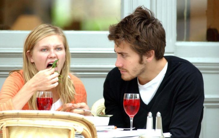 Kristen Dunts comiendo junto a un chico 