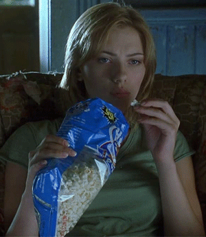 GIF chica comiendo palomitas