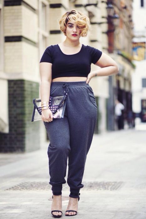 Chica curvi usando un crop top en color negro 