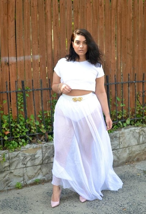 Chica curvi usando un crop top en color blanco con transparencias 